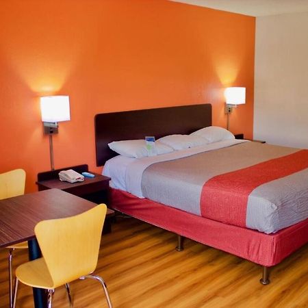 Motel 6 New Stanton Pa Exterior photo