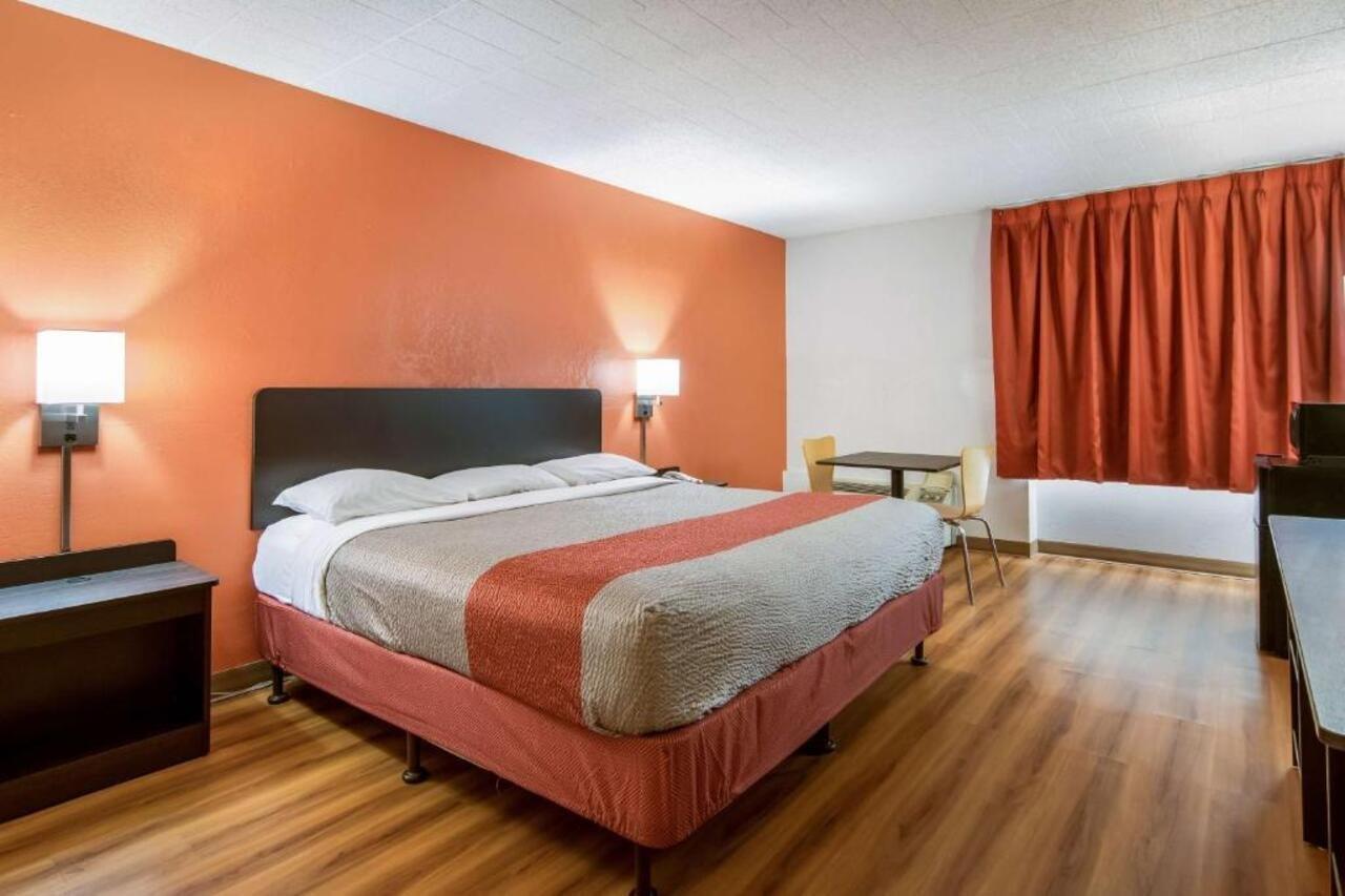 Motel 6 New Stanton Pa Exterior photo