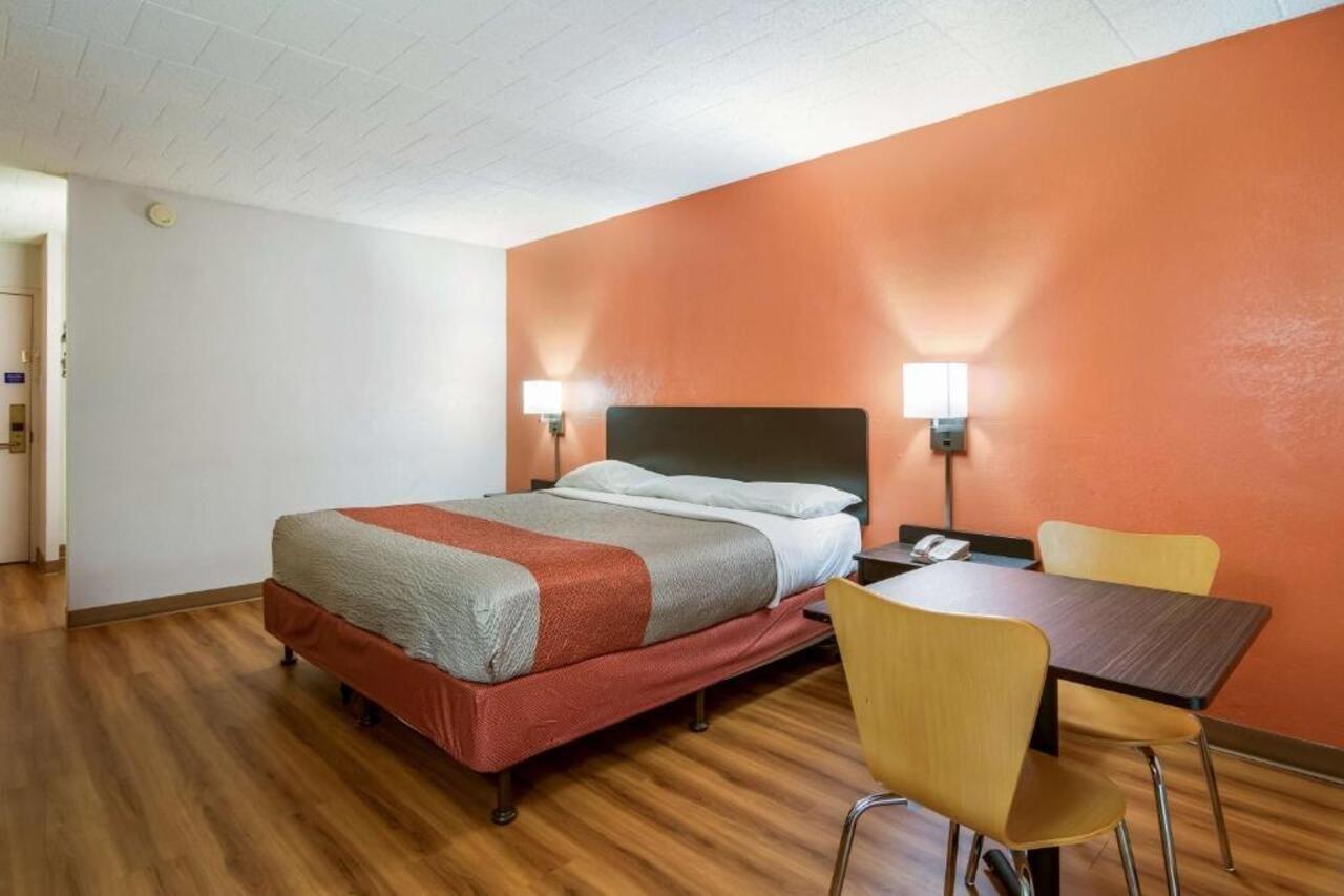 Motel 6 New Stanton Pa Exterior photo