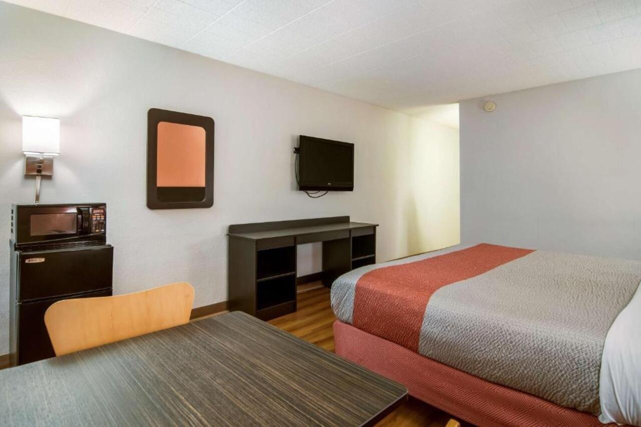 Motel 6 New Stanton Pa Exterior photo