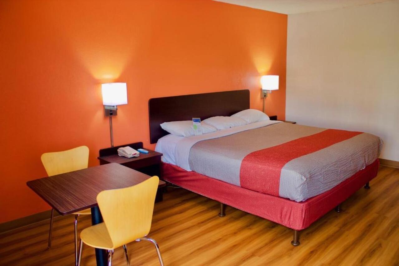 Motel 6 New Stanton Pa Exterior photo